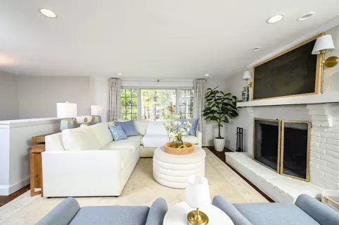 Living - 345 Plain St, Hanover, MA 02339 photo 2 of 3