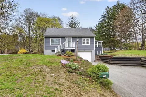 58 School St, Groveland, MA 01834