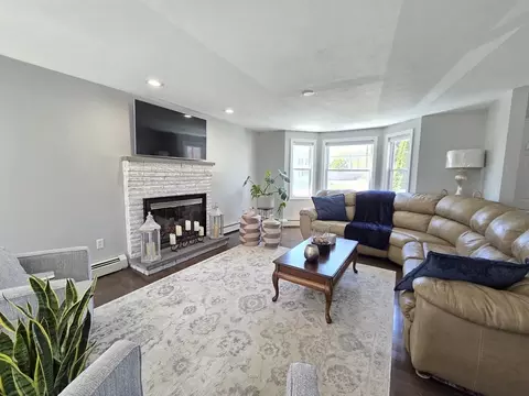 Living - 27 Middlesex Ave, Worcester, MA 01604 photo 2 of 4