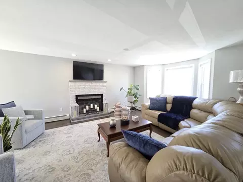 Living - 27 Middlesex Ave, Worcester, MA 01604 photo 3 of 4
