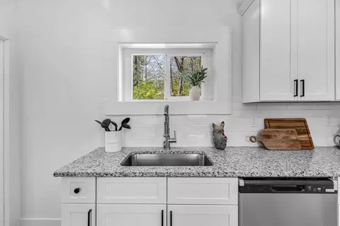 42 Washington St, Monson, MA 01057