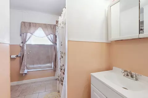 Bath - 95 Cedar St, Framingham, MA 01702 photo 4 of 5