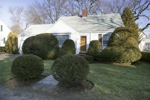 127 Fairway Dr, Newton, MA 02465