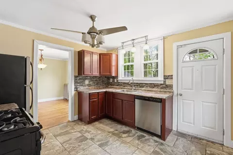 77 Dorset St, Springfield, MA 01108 photo 9