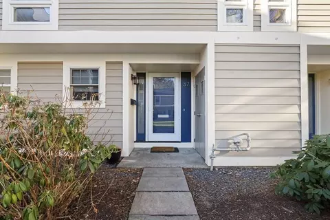 11 Oak St #15, Wellesley, MA 02482