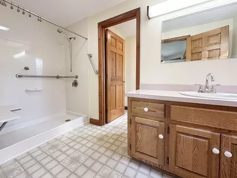 Bath - 399 Central Tpke, Sutton, MA 01590 photo 2 of 5