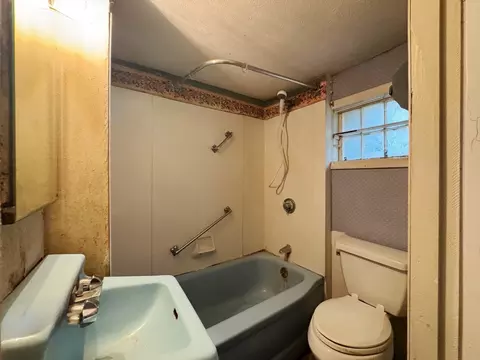 Bath - 445 Western Ave, Gloucester, MA 01930 photo 1 of 2