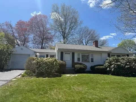 40 Dunster Rd, Framingham, MA 01702