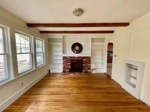 Living - 259 Massasoit Rd, Worcester, MA 01604 photo 2 of 6