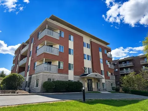 310 Hammond Pond Pkwy #401, Chestnut Hill, MA 02467