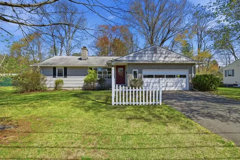 7 Dragon Cir, Easthampton, MA 01027
