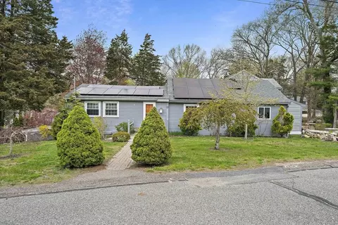 13 Atwood St, Kingston, MA 02364