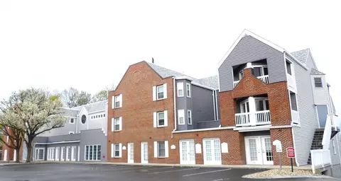 212 Humphrey St #202, Marblehead, MA 01945