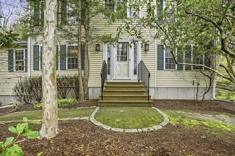 69 Warren St, Upton, MA 01568