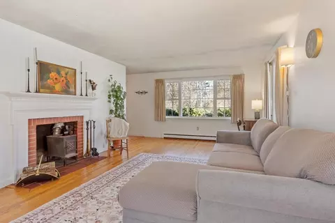 Living - 40 Ivy Dr, Athol, MA 01331 photo 3 of 4