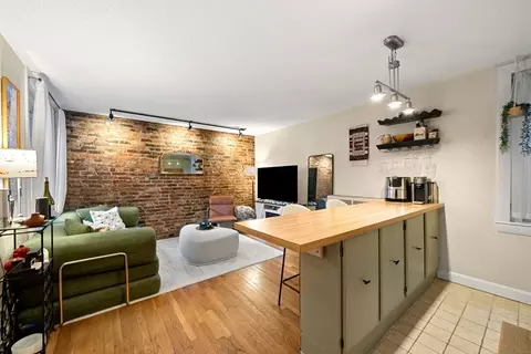 10 Henchman St #2R, Boston, MA 02113