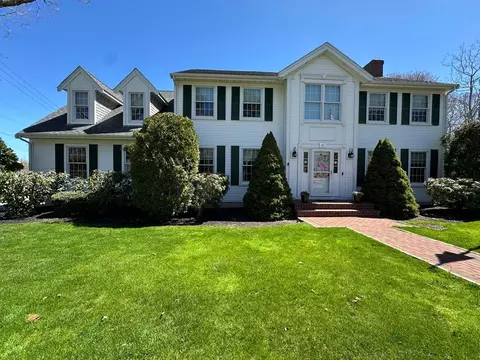 12 Gordon Ln, Yarmouth, MA 02675