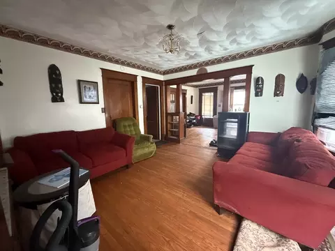 Living - 119-121 Middlesex St, Springfield, MA 01109 photo 3 of 5