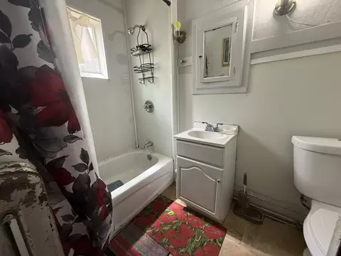 Bath - 119-121 Middlesex St, Springfield, MA 01109 photo 1 of 4