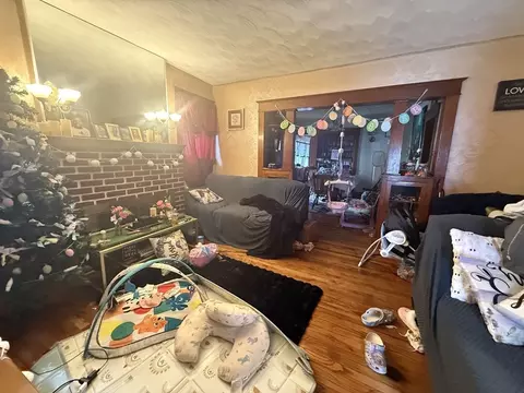 Living - 119-121 Middlesex St, Springfield, MA 01109 photo 4 of 5