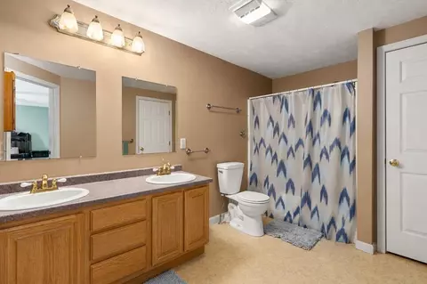 Bath - 12 Hyannis Pl, Worcester, MA 01604 photo 1 of 1