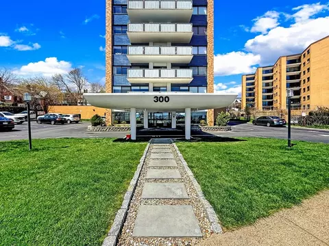 300 Lynn Shore Dr #203, Lynn, MA 01902