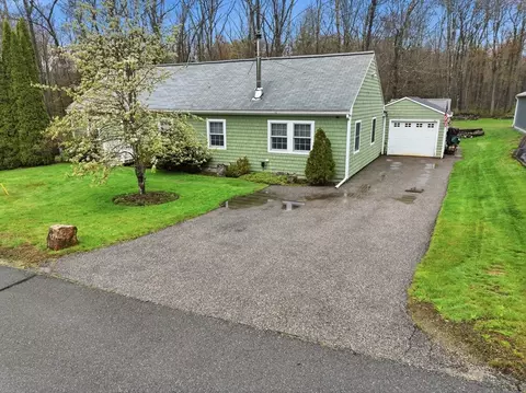 12 Holcomb St, Leicester, MA 01524