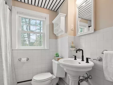 Bath - 40 Mohawk Dr, Acton, MA 01720 photo 3 of 3