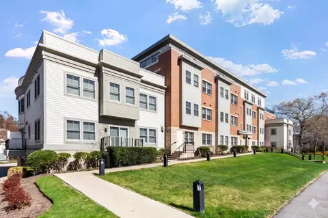 321 Hammond Pond Pkwy #103, Chestnut Hill, MA 02467
