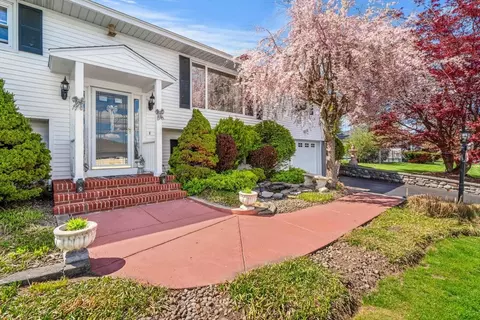 8 Agnes Ter, Methuen, MA 01844