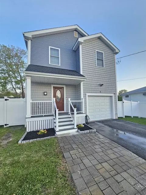 9 Hall St, Webster, MA 01570