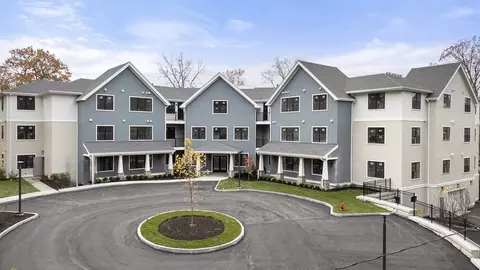 16 Stearns Rd 103 #203, Wellesley, MA 02482