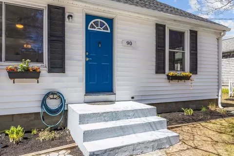90 Hathaway St, Wareham, MA 02571