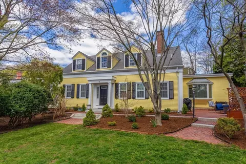 44 Russell St, Plymouth, MA 02360