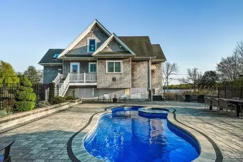 517 Pearse Rd, Swansea, MA 02777