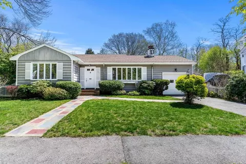 14 Woodbury St, Beverly, MA 01915