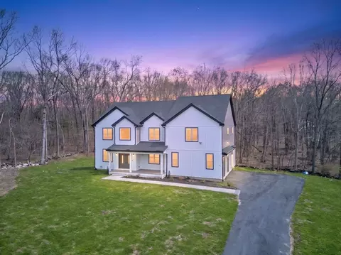 11 Falcon Dr, Shrewsbury, MA 01545