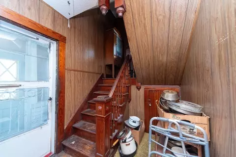 Entry Way - 18 Pearl St, Webster, MA 01570 photo 2 of 5