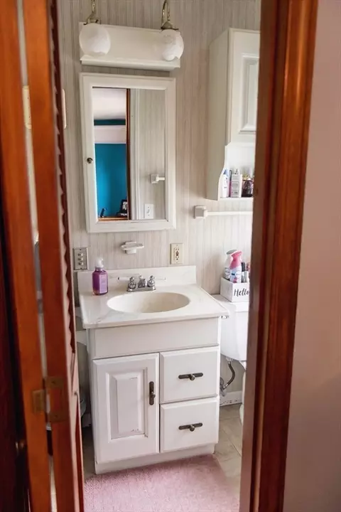 Bath - 97 Pondview Dr, Chicopee, MA 01020 photo 3 of 4