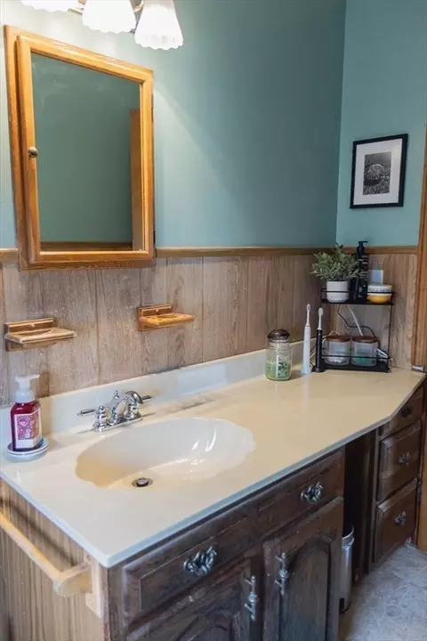 Bath - 97 Pondview Dr, Chicopee, MA 01020 photo 2 of 4