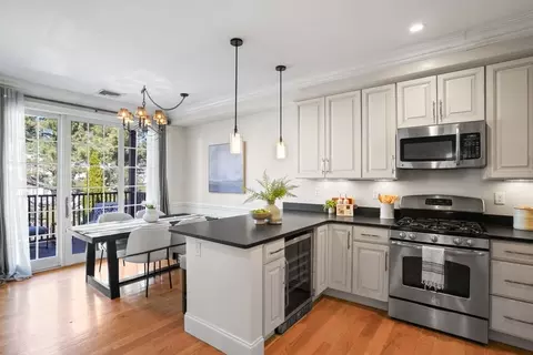 192 W Sixth St #2, Boston, MA 02127