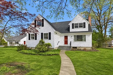 3 Linden St, Chelmsford, MA 01824