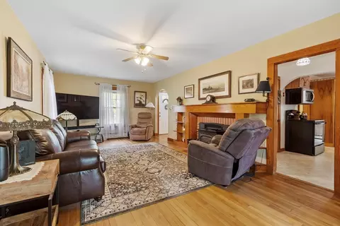 Living - 464 Pinedale Ave, Athol, MA 01331 photo 3 of 3