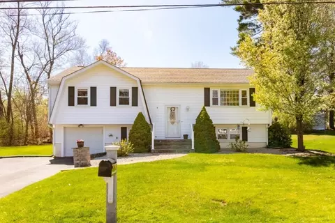 4 Clearview Dr, Milford, MA 01757