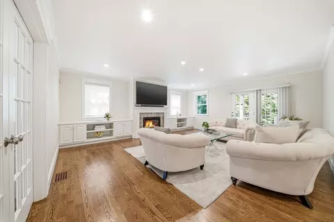 Living - 35 Marshall Rd, Wellesley, MA 02482 photo 2 of 7