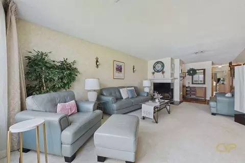 Living - 700 Shore Dr #509, Fall River, MA 02721 photo 4 of 5