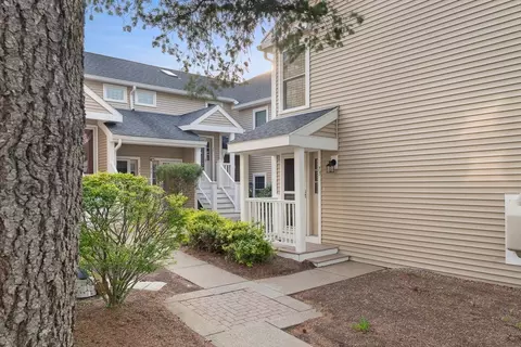 73 Bradford Commons Ln #73, Braintree, MA 02184