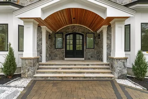 11 Skyline Dr, Wellesley, MA 02482