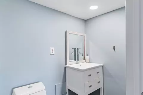 Bath - 8 12 Myrtle Sq, Gloucester, MA 01930 photo 1 of 1