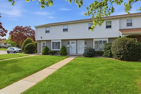 212 Blisswood Village Dr #212, Ludlow, MA 01056